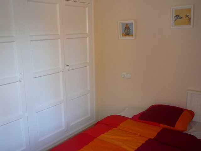 Les grands placards et penderie de la chambre 1