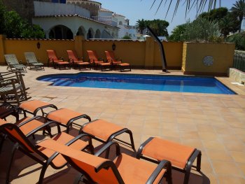 Vue sur la piscine et le canal